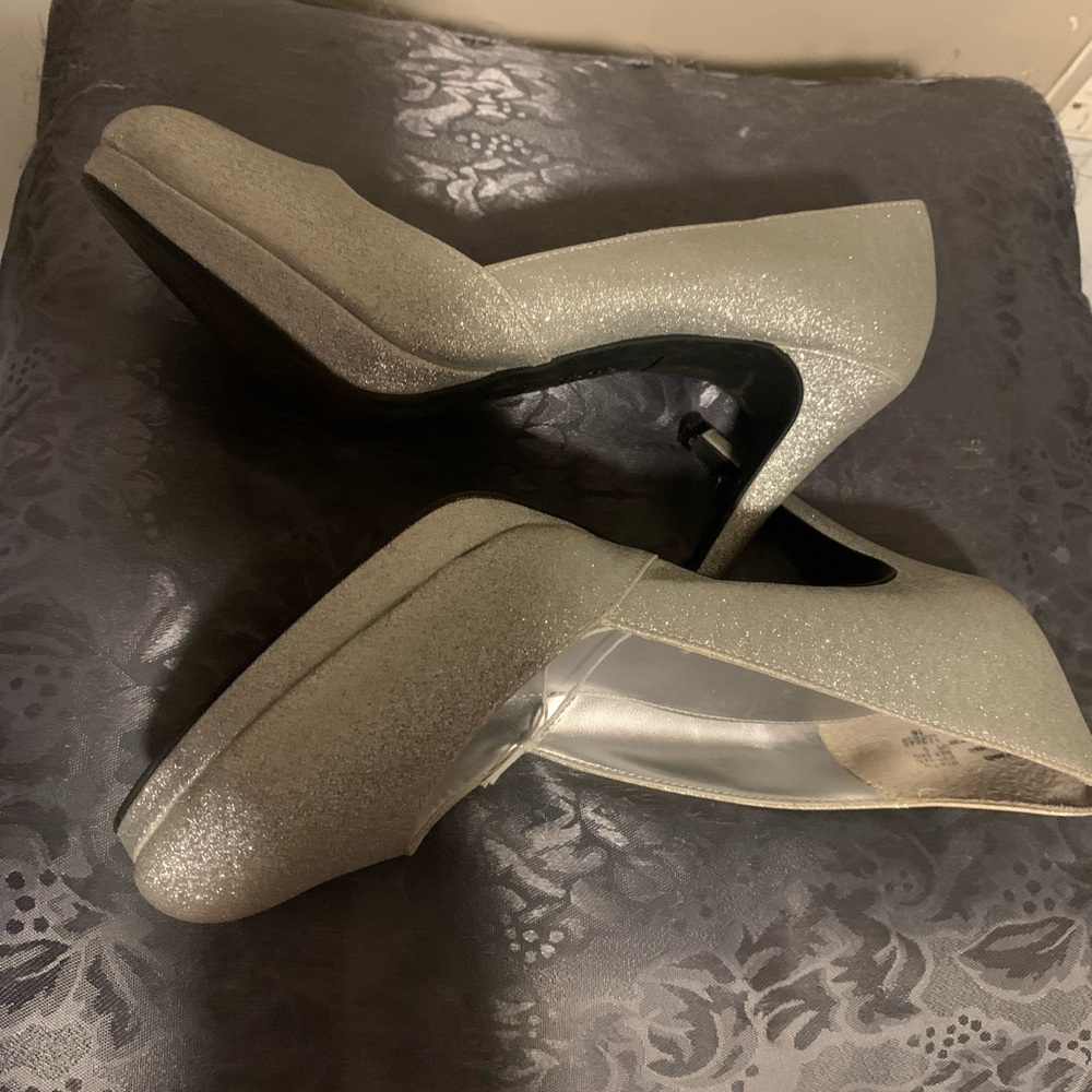 FIONI Clothing Silver Heels with Classic Pump Style and Stiletto Heel
